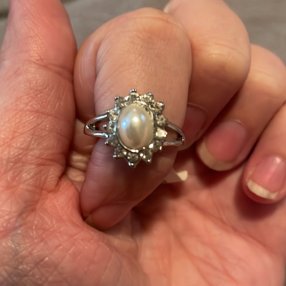 Size 8 pearl and gemstone ring